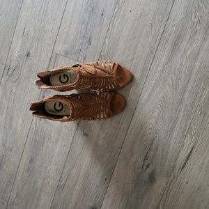 Brown opened concept Heels, they zip at the Heels,.made by GUESS.